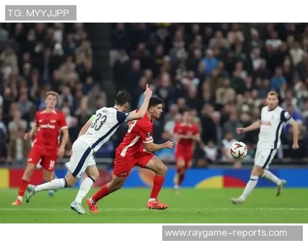 友谊赛精彩对决拜仁与巴黎圣日耳曼战成平局争议判罚引发热议